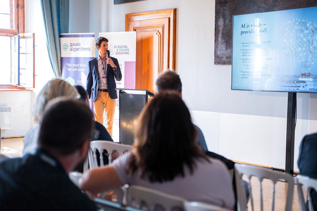 Detailní záběr na přednášejícího Gabriela Kožíka