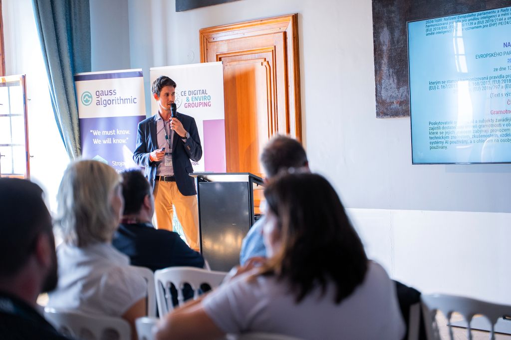 Gabriel Kožík v diskuzi s účastníky summitu